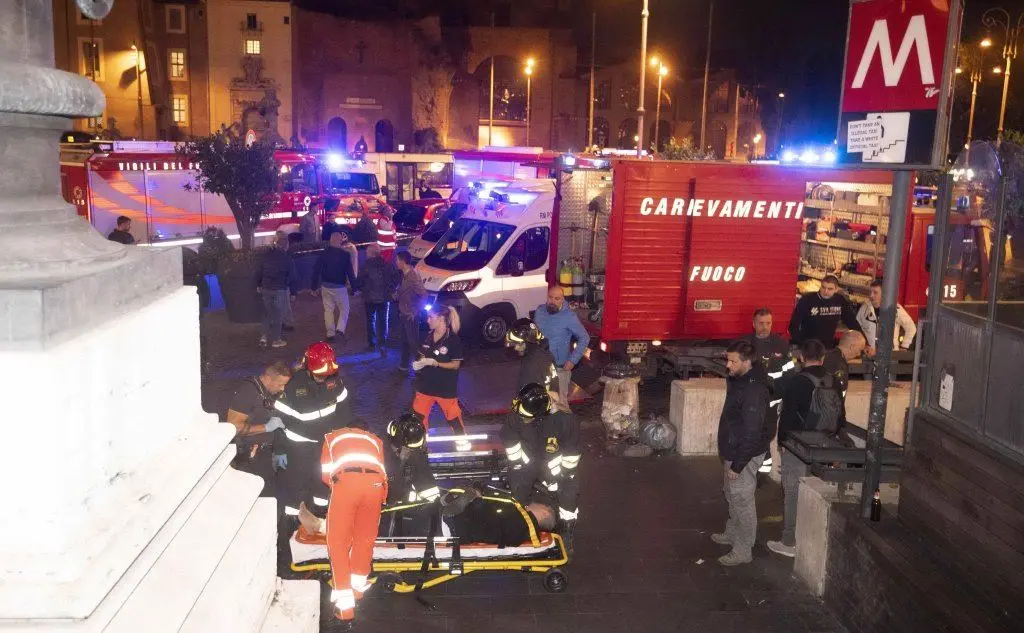 Roma, cede una scala mobile in metropolitana: diversi feriti (Ansa)