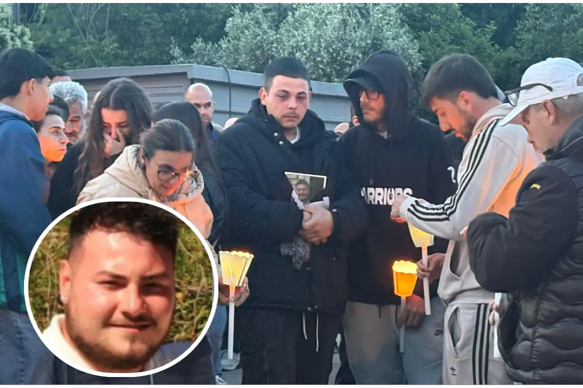 La fiaccolata per Mauro Zuncheddu (nel riquadro)