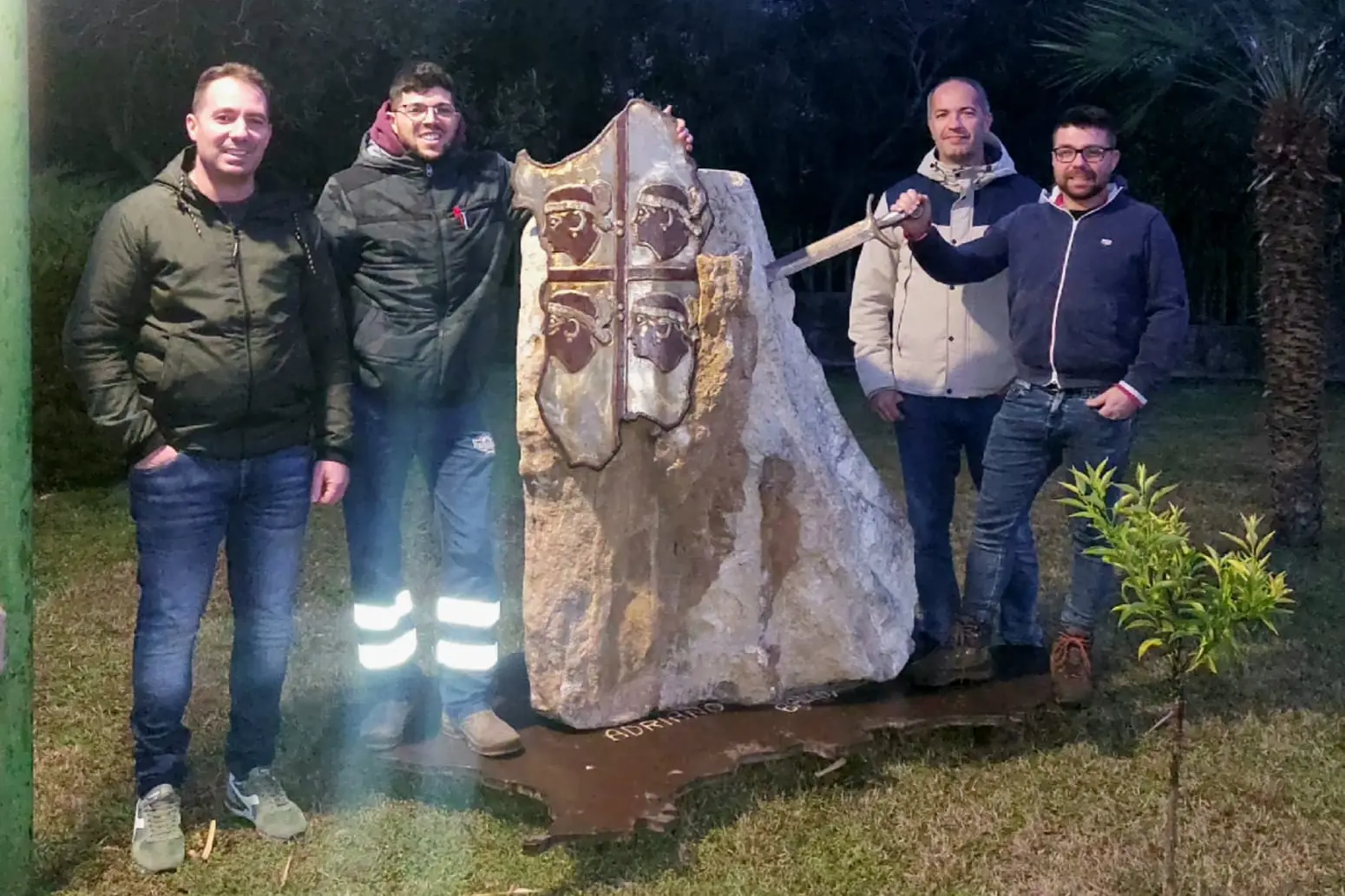 La consegna dell'opera d'arte: da sinistra il sindaco Lodovico Piras, Alessio Balloi, Gianluca Congiu e Roberto Balloi (foto Secci)