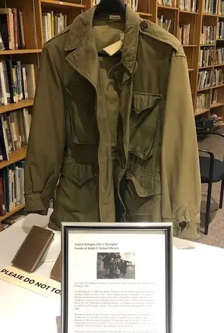 Una giacca militare e due libri di preghiere ebraiche che un soldato statunitense di religione ebraica regalò a Salinas e alla famiglia al momento della liberazione il 17 agosto 1945. Sono stati esposti in occasione di una mostra sulla Shoah a Ottawa nel 2020