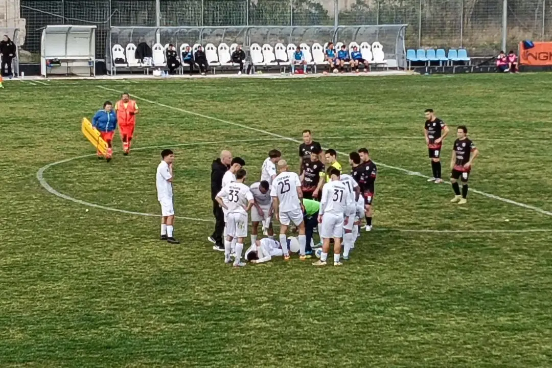 L'infortunio di Mameli durante il derby col Budoni (foto Ilenia Giagnoni)