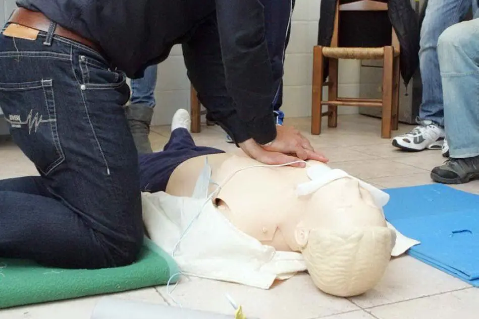 Un corso per utilizzare il defibrillatore