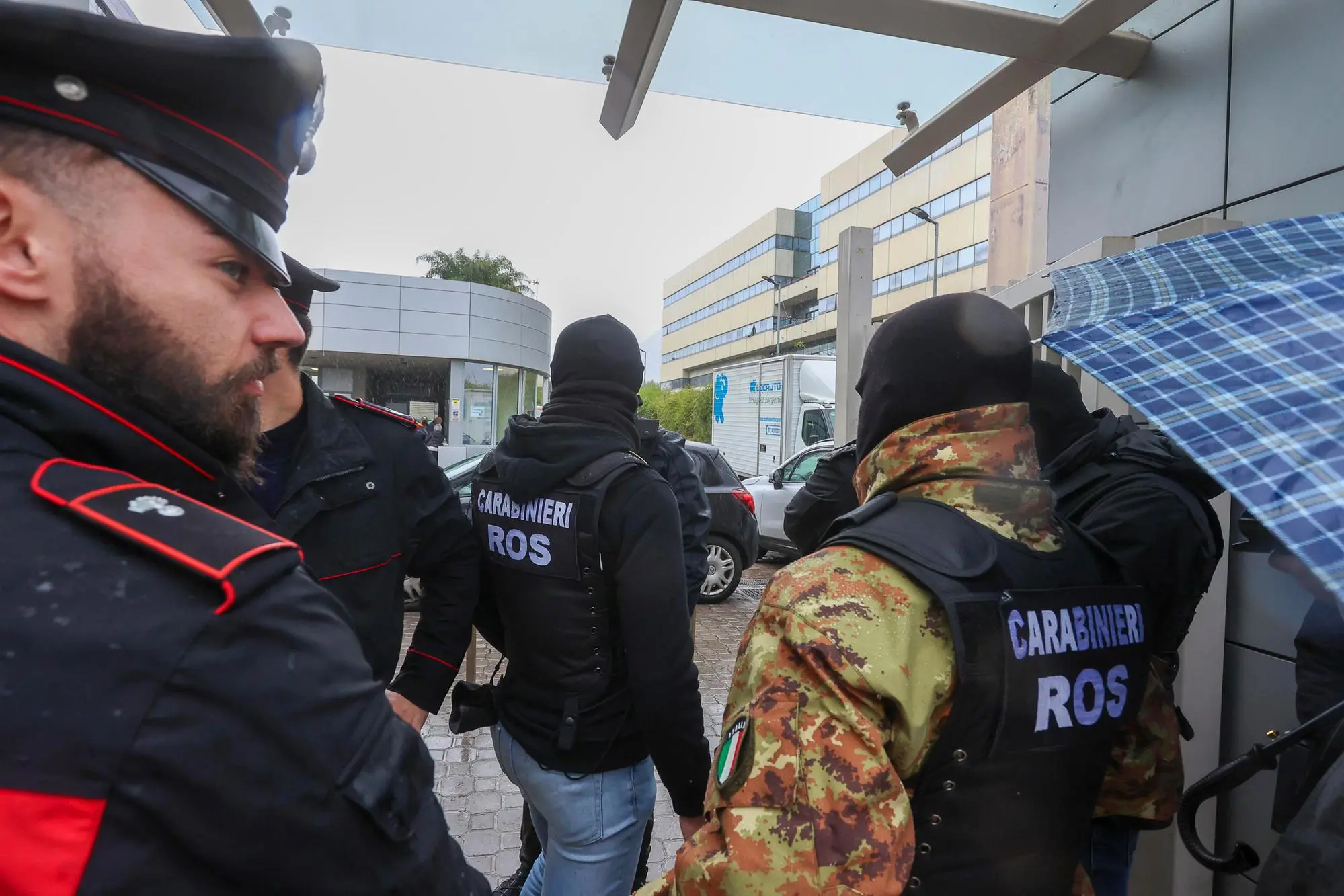 I carabinieri del Ros davanti alla clinica Maddalena a Palermo (foto Ansa)