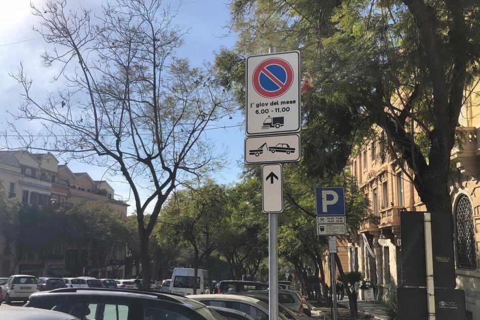 Un cartello per la pulizia delle strade (Archivio L'Unione Sarda)