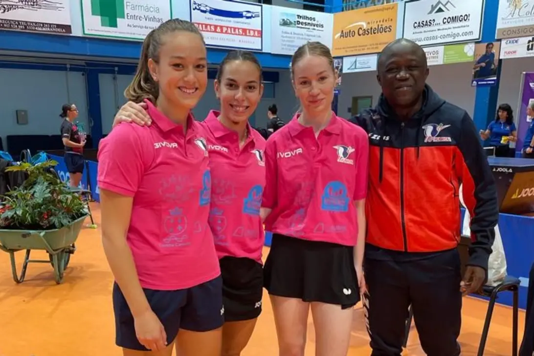 La formazione del Muravera che ha giocato in Portogallo con il coach Michael Oyebode  (Foto concessa dal TT Muravera)