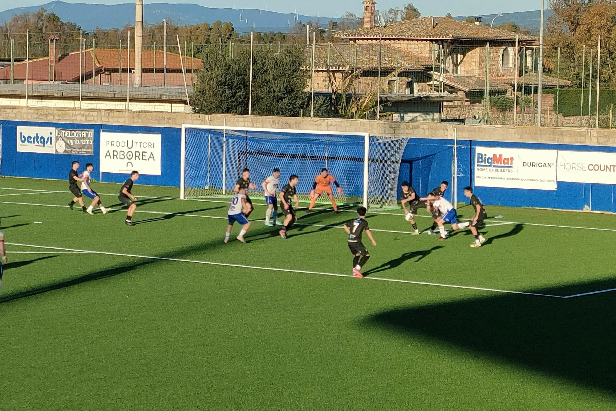 Un'azione d'attacco dell'Arborea nella gara di andata di Coppa Italia contro il Castiadas (foto di Giacomo Pala)