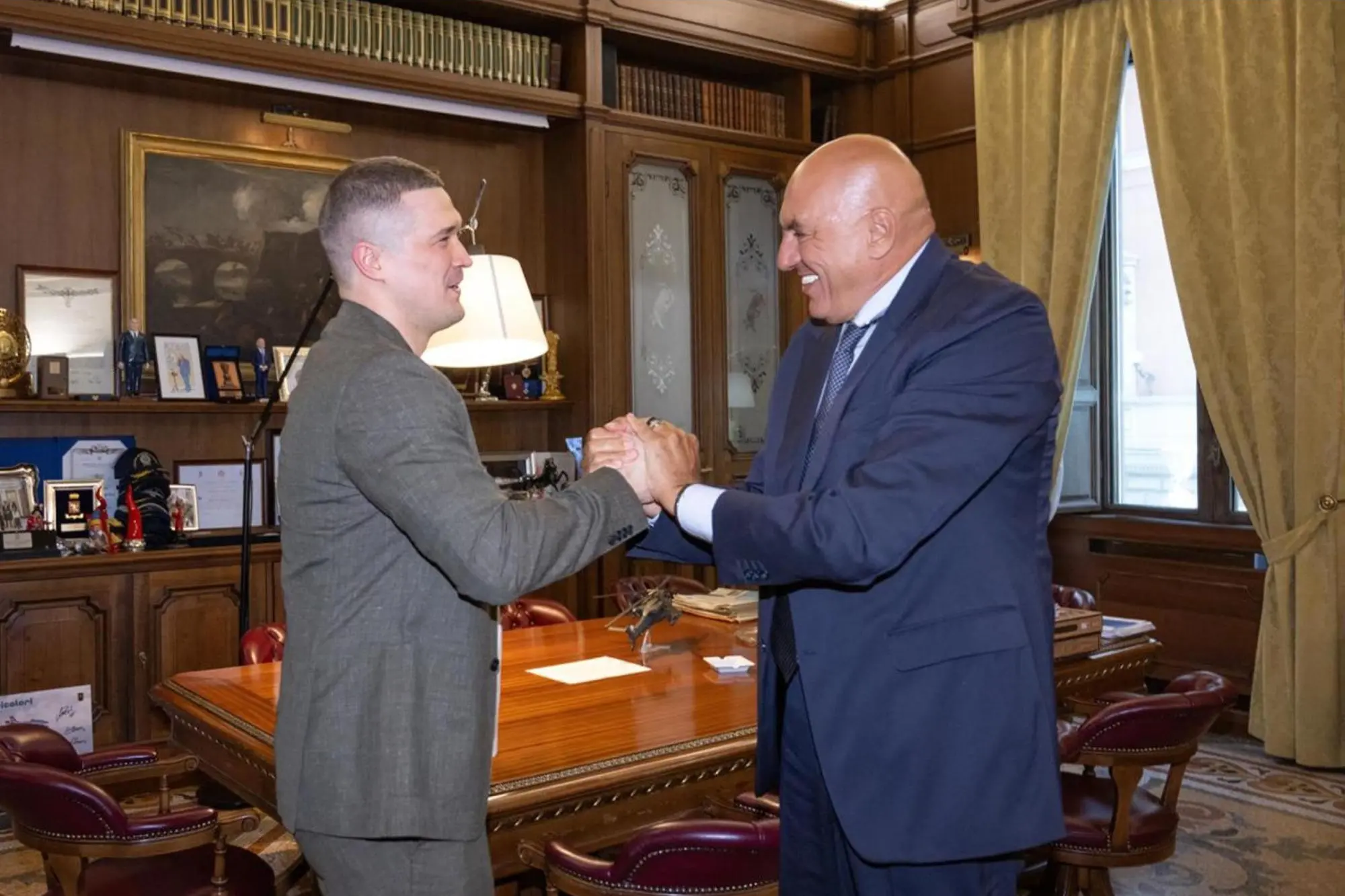 Il ministro della Difesa, Guido Crosetto con l'ex ministro della Difesa ucraina, Mykhailo Fedorov (ANSA/Ministero della Difesa)