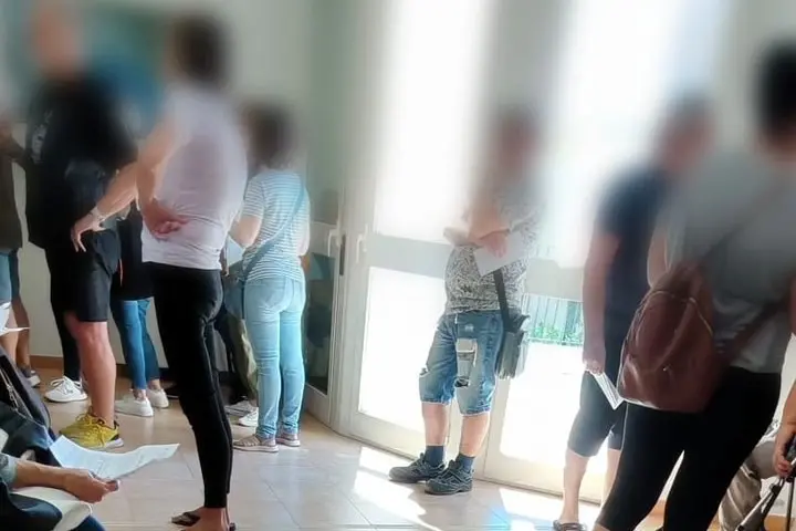 Cittadini in fila per avere chiarimenti (Murgana)
