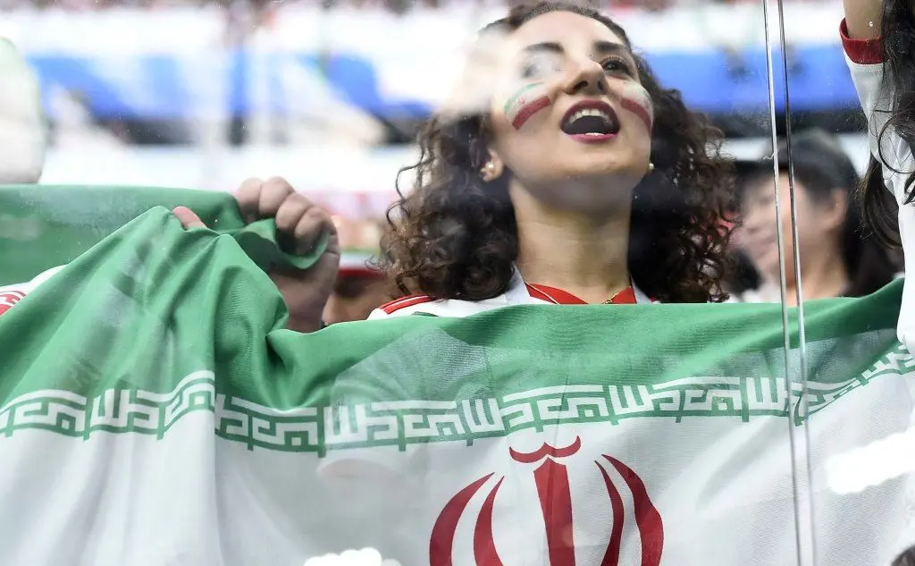 Una giovane con la bandiera dell'Iran