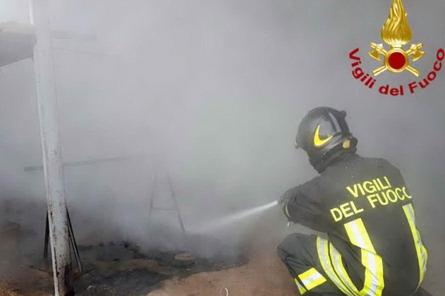 Quartucciu, incendio in un casolare a Sant'Isidoro: sul posto i vigili del fuoco