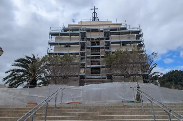 La chiesa all'interno del cimitero di San Michele