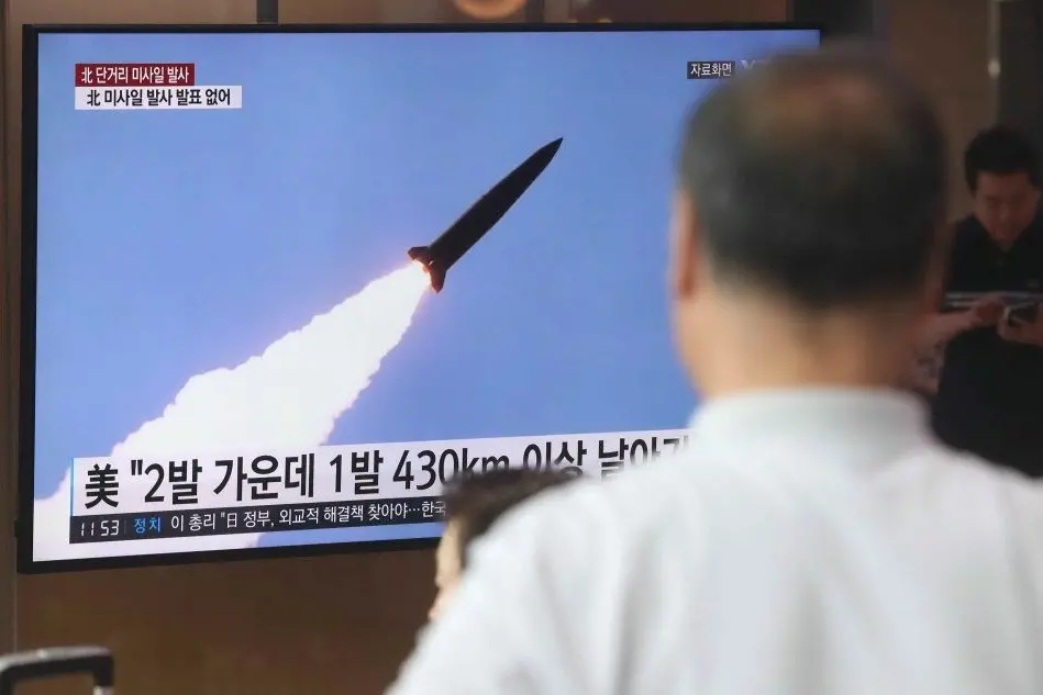 Il lancio immortalato dalla tv coreana (Ansa)