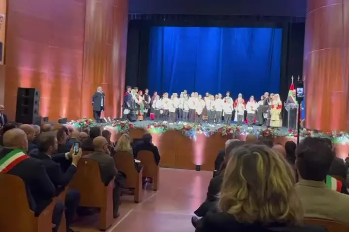 I saluti del sindaco Fenu a Mattarella: «Grazie per la sua vicinanza e attenzione alla nostra terra»