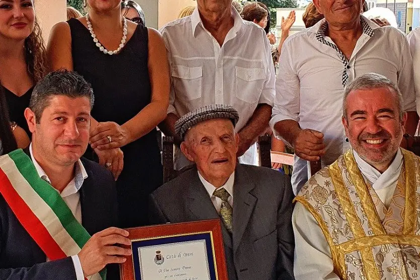 Zio Simone Pinna con il sindaco di Ittiri, Antonio Sau (foto concessa)