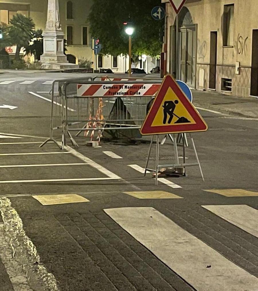 Cede la strada a due passi dal Municipio