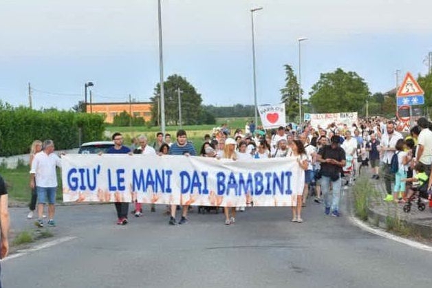 Una manifestazione dopo lo scandalo scoppiato a Bibbiano (archivio L'Unione Sarda)