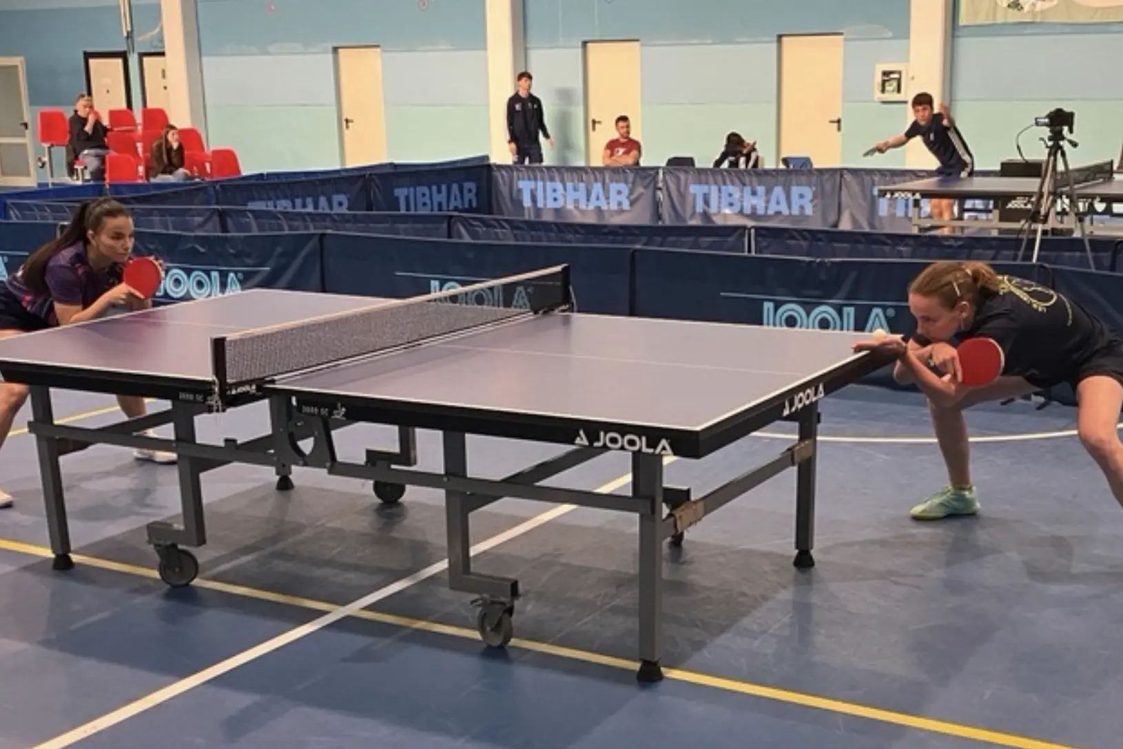 Uno scambio tra Francesca Seu e Anastasiia Kolish nel derby Muravera-Norbello (foto concessa da Ufficio Stampa TT Norbello)