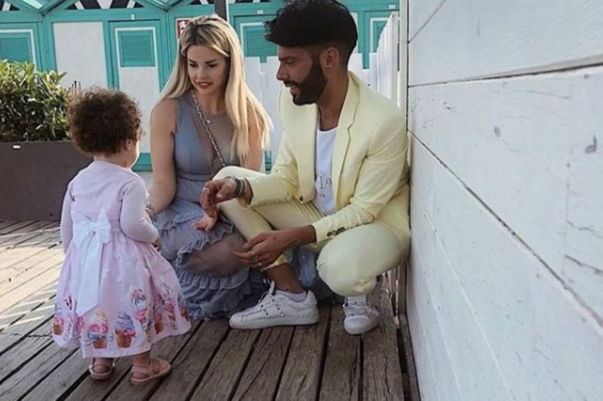 Federico Lauri e Letizia Porcu con la figlia (foto Instagram)