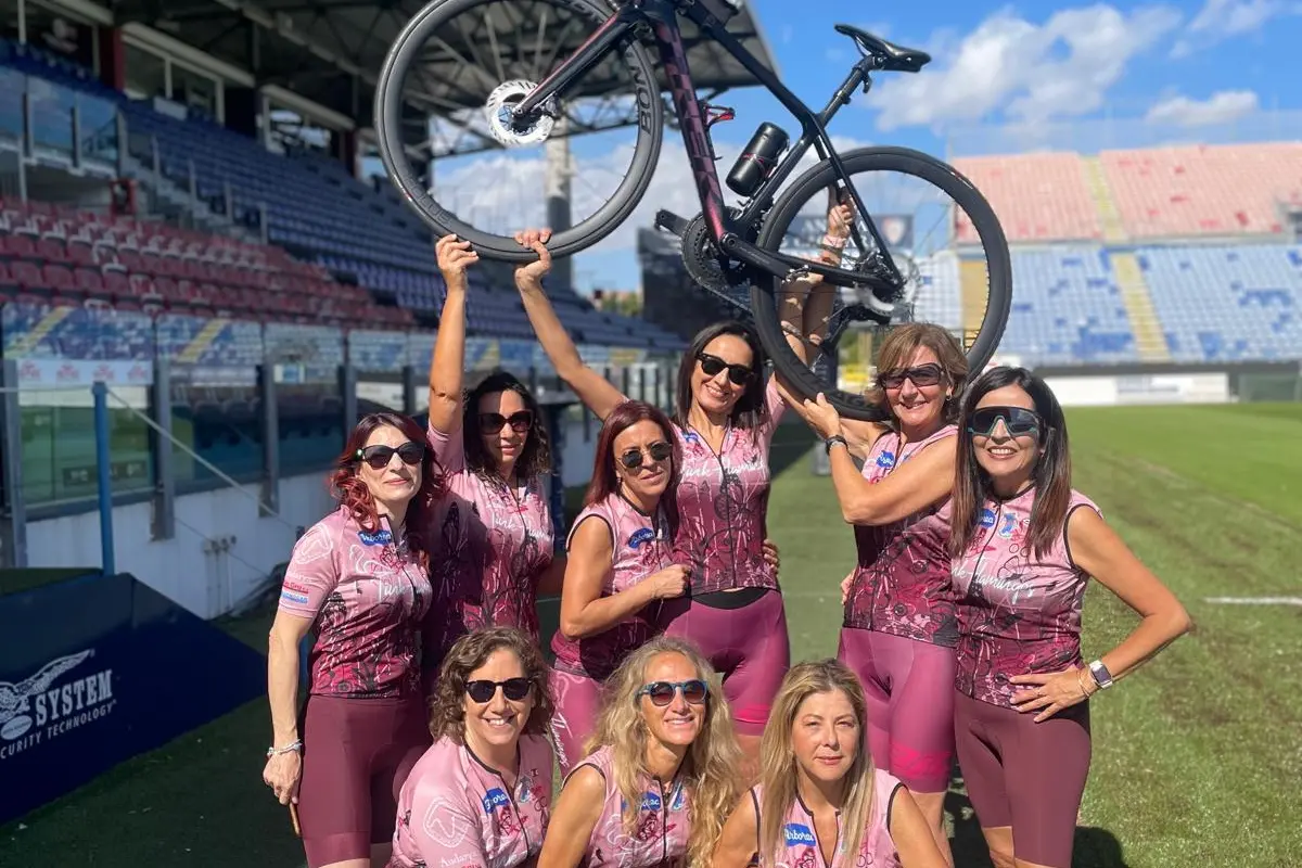 Le Pink Flamingos in uno scatto allo stadio Unipol Domus di Cagliari