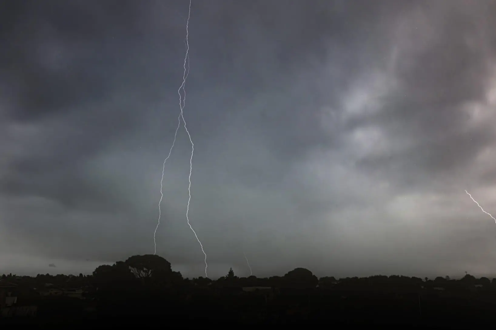 I fulmini del temporale in arrivo (Foto L. Busilacchi)