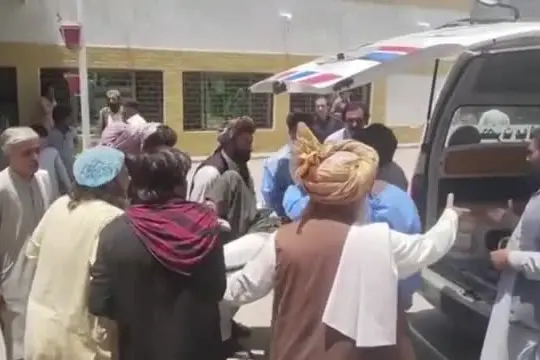 Pakistan, bus precipita in burrone per oltre 20 metri: almeno 40 morti