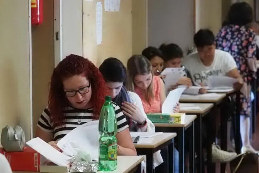 Studenti durante l'esame di maturità (Archivio L'Unione Sarda)