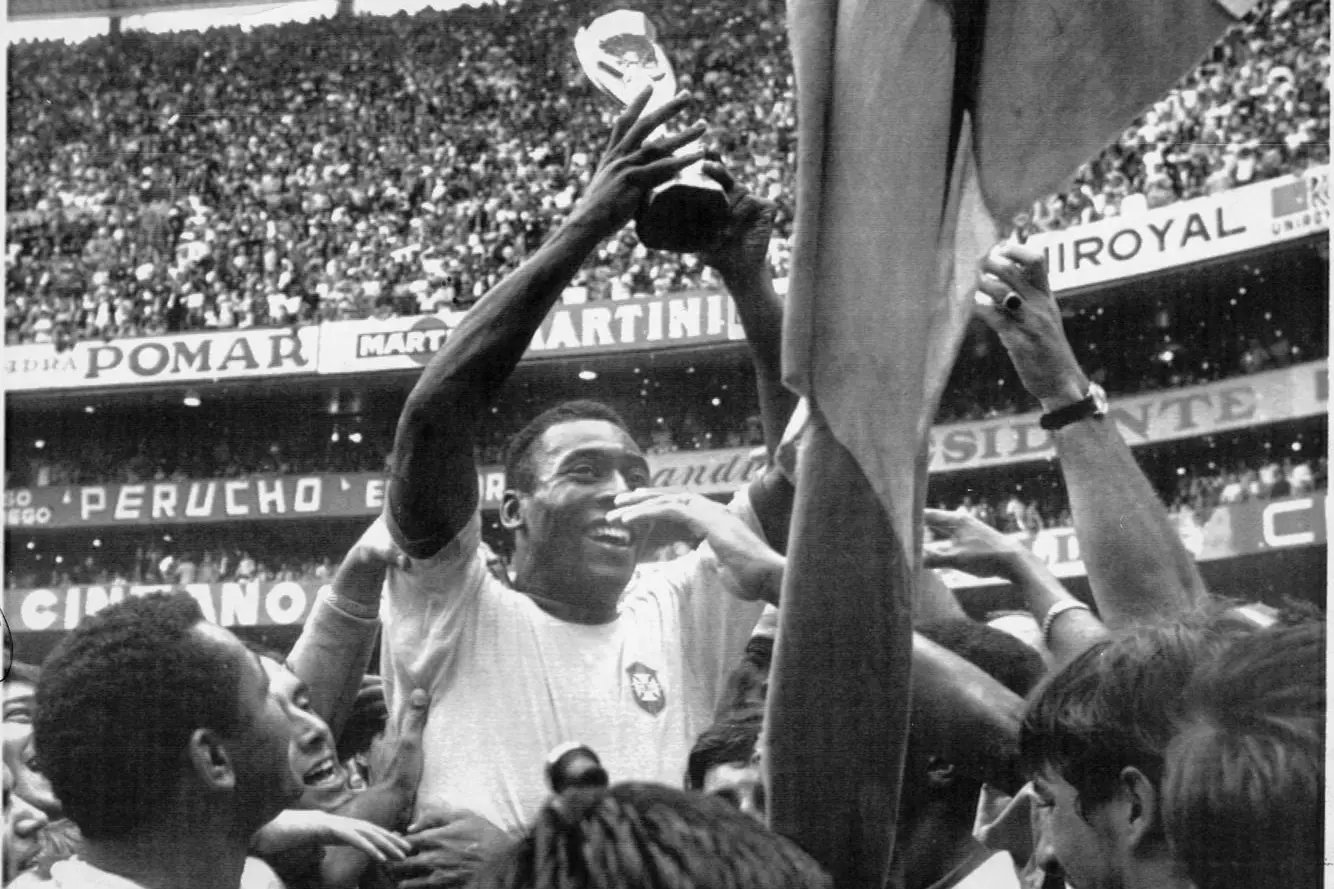 Pelé alza la coppa