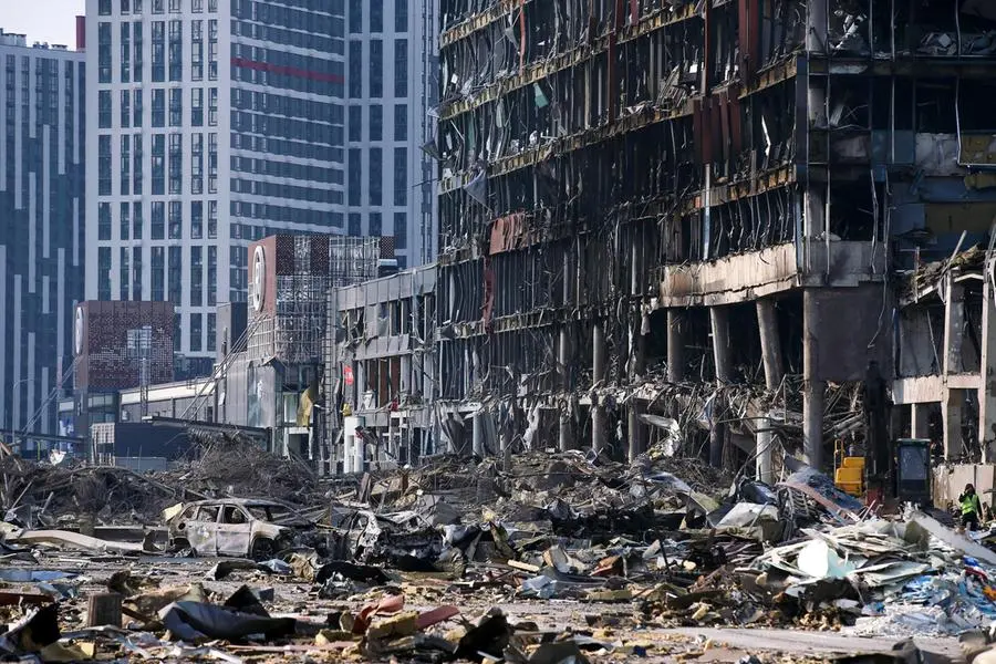 Il centro commerciale distrutto a Kiev (Ansa)