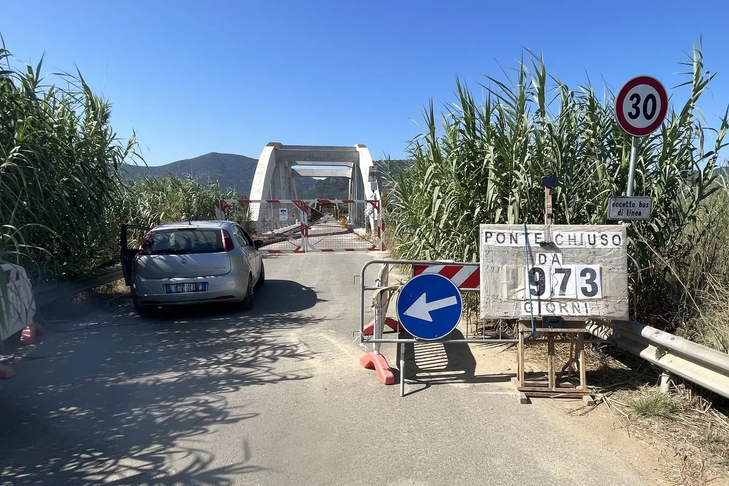 Una foto del ponte chiuso scattata ad agosto