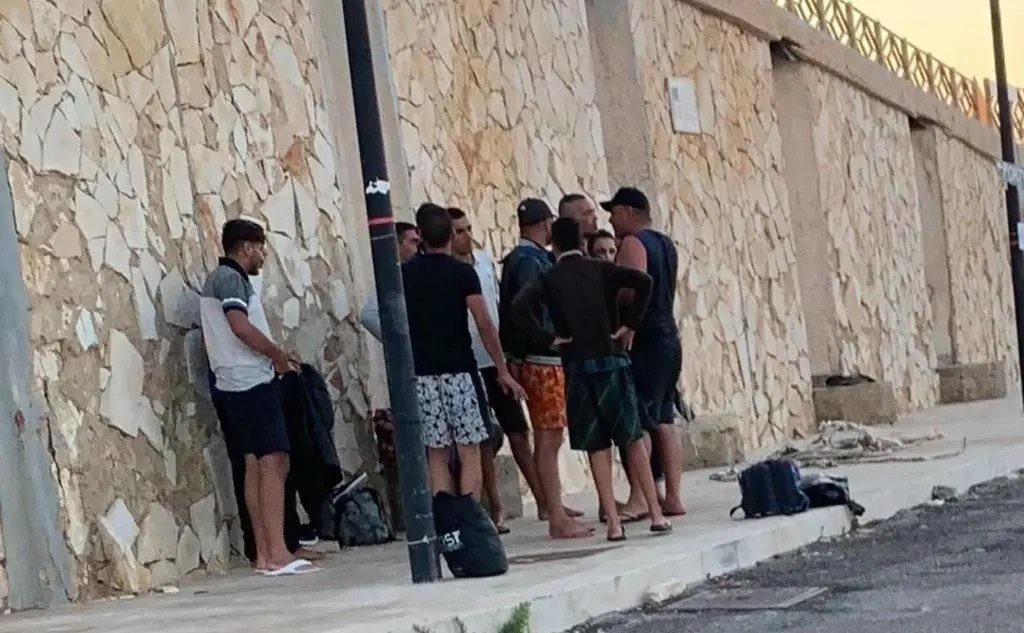 I migranti arrivati oggi a Lampedusa (Ansa)