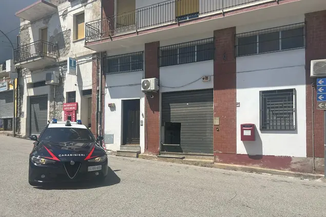 Un’auto del Nucleo radiomobile della compagnia di Lanusei di fronte all’ufficio postale di Talana (foto L'Unione Sarda)