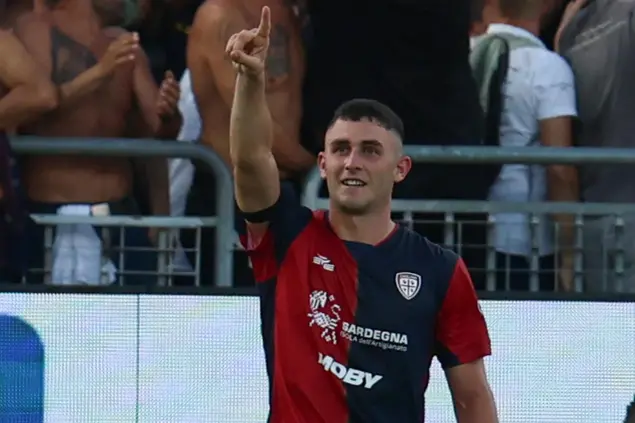 Un'esultanza di Roberto Piccoli dopo uno dei gol realizzati col Cagliari (foto Ansa)
