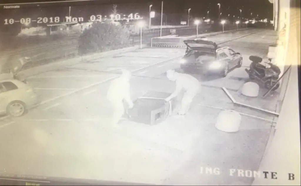 Il furto di un bancomat filmato dalle telecamere di sicurezza