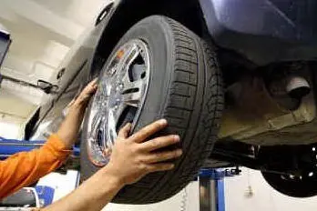 Un lavoro su un'auto in un'officina (foto archivio)