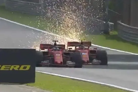 Il contatto tra le Ferrari (Immagini Formula Uno)
