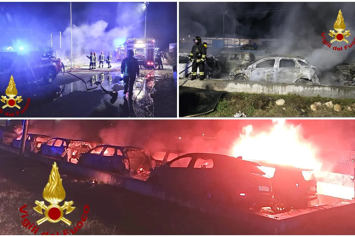 Il rogo vicino all'aeroporto di Alghero (foto vigili del fuoco)