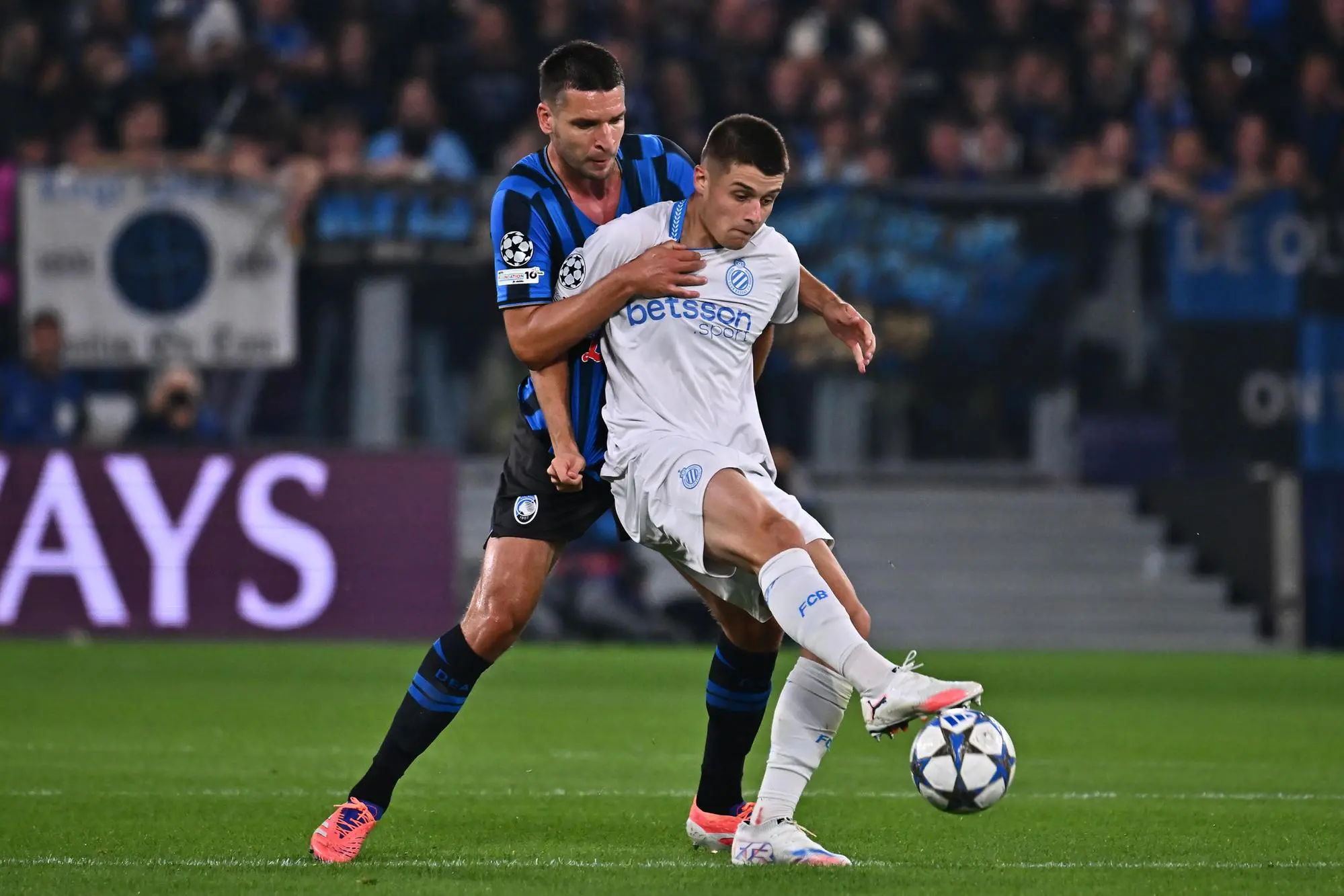 Nicolò Tresoldi contrastato da Berat Djimsiti in Atalanta-Club Brugge di Champions League (foto Ansa)