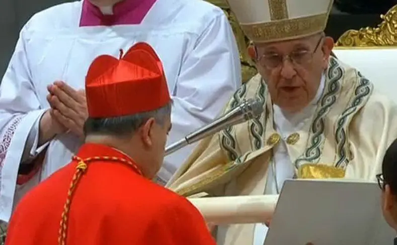 Il momento della nomina (in foto Angelo Becciu e Papa Francesco)