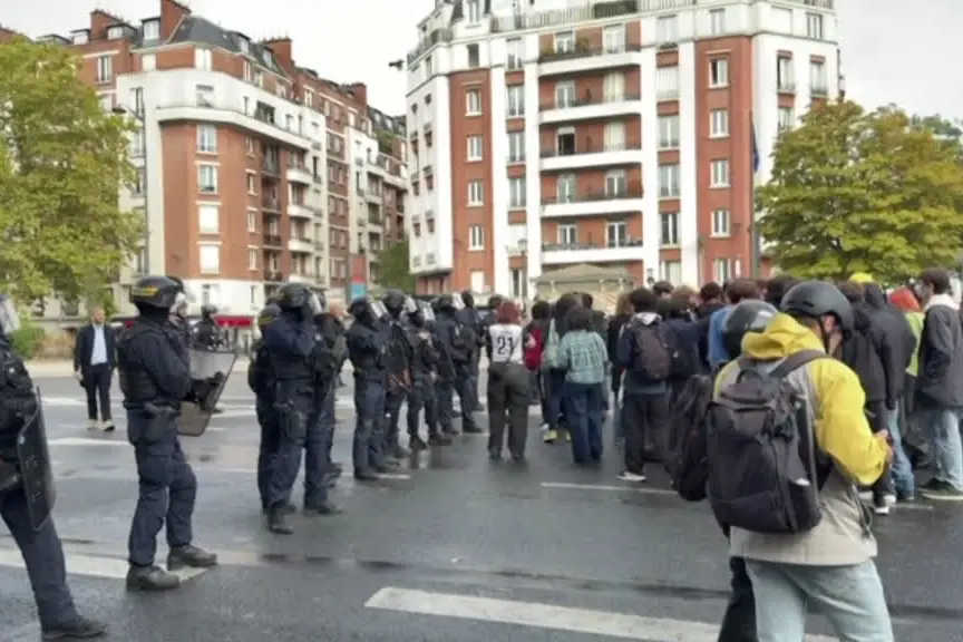In Francia studenti avanti con proteste: bloccato liceo a Parigi