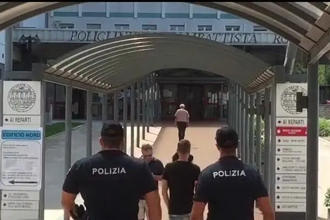 La polizia all'ospedale di Verona
