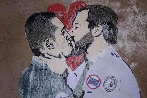 Il bacio Di Maio Salvini sui muri di Roma, subito cancellato