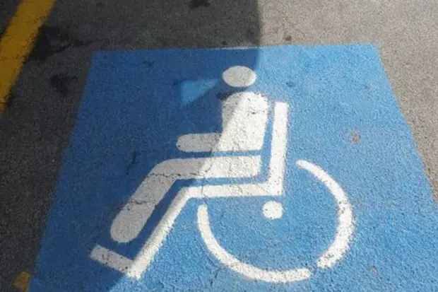 Un parcheggio per disabili (Ansa)
