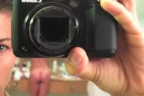 Martina si fotografa davanti allo specchio