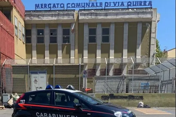 Carabinieri al mercato di via Quirra a Cagliari (archivio)