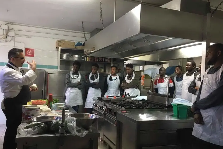 Migranti frequentano un corso di cucina a Lanusei