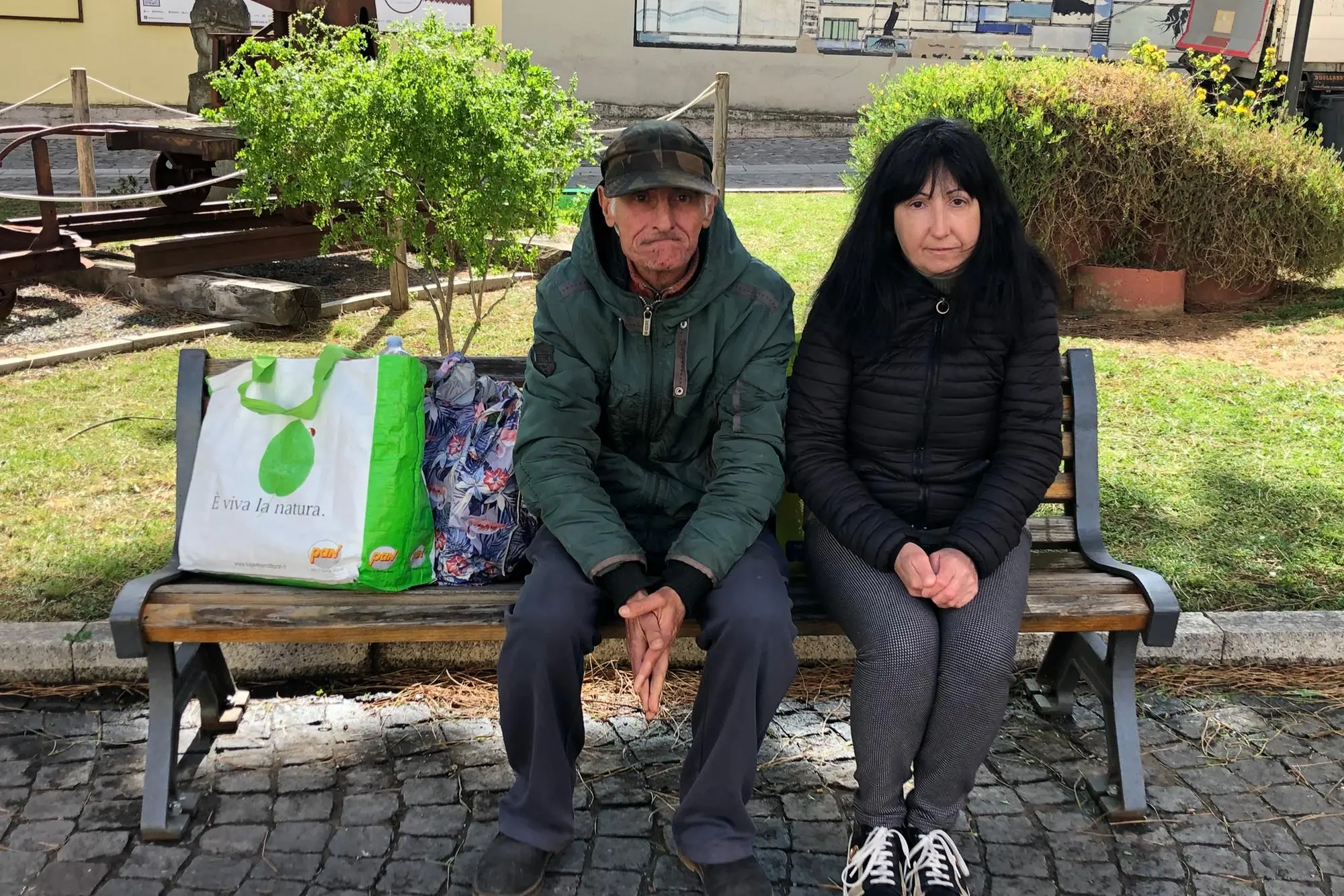 Antonio Di Pinto (64 anni) e Ornella Pili (60) seduti sulla panchina davanti all’ingresso del Municipio (L'Unione Sarda)