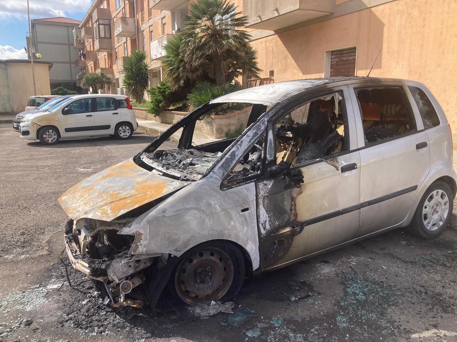 Due auto a fuoco nella notte: a Porto Torres ritorna l’incubo piromani