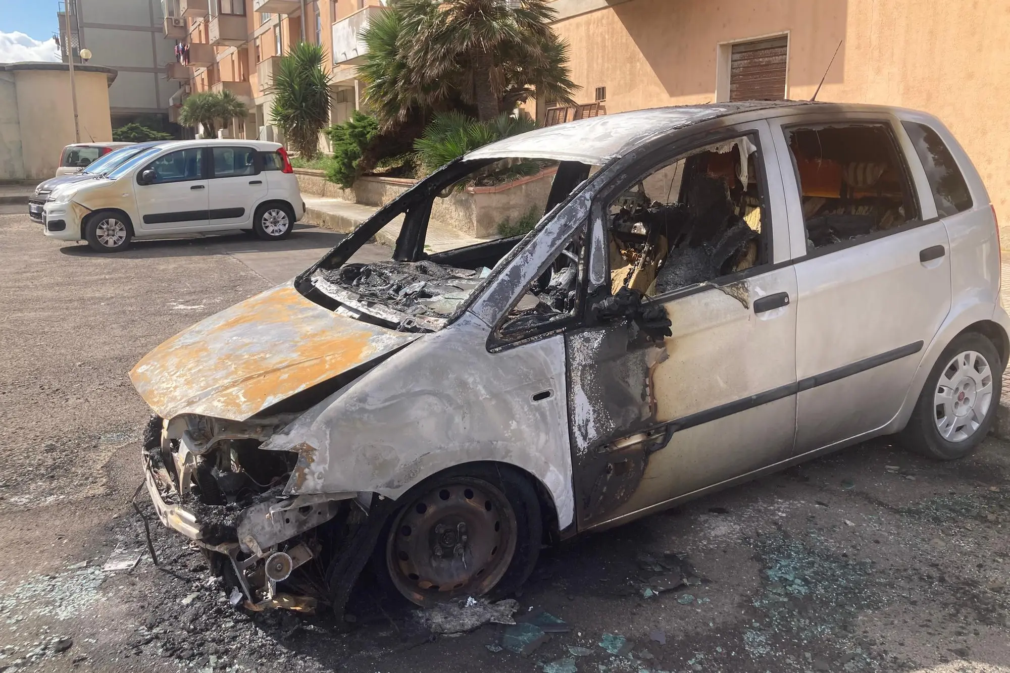 L'auto incendiata a Porto Torres (foto Pala)