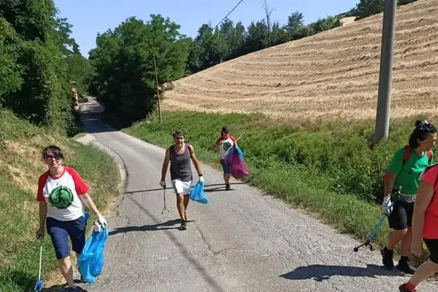 Cittadini impegnati durante una prova di Plogging (foto concessa da Vania Erby)