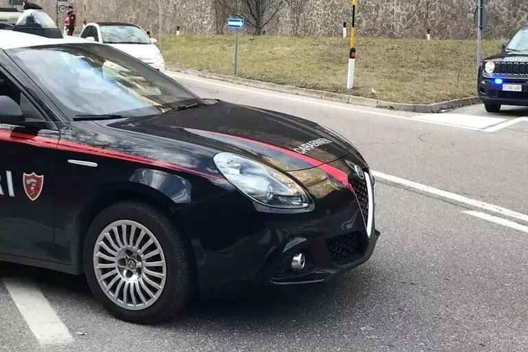 Un'auto dei carabinieri (foto Ansa)